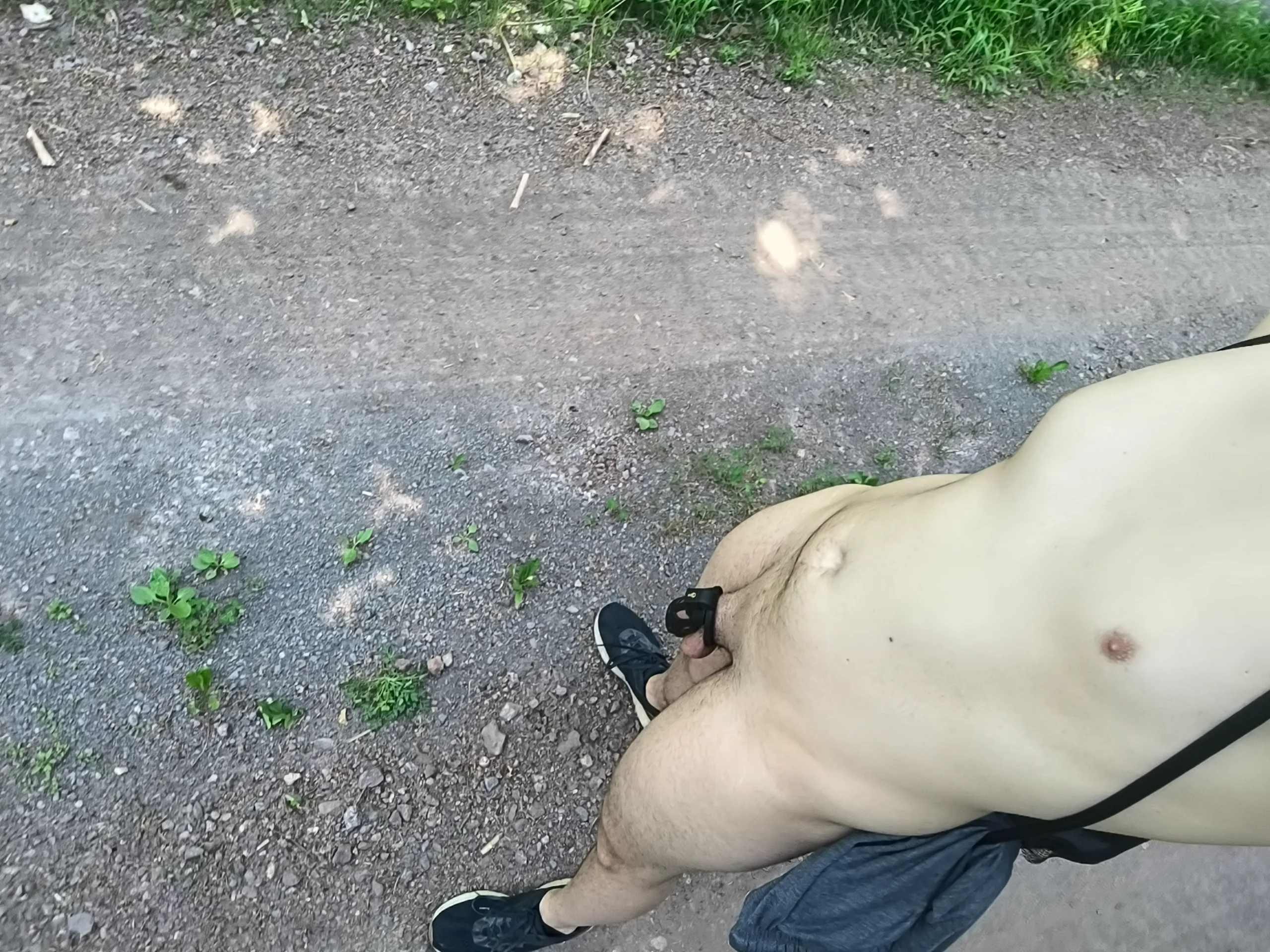 Der Sklave präsentiert sich nackt im Wald