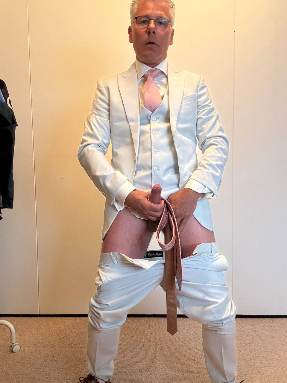 Suited faggot Martijn van Tienhoven